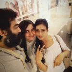 Shweta Tiwari Instagram - Madly in love couple.... I am posing and they are engrossed in each other... Awww 😘 #shwetatiwari #friends #lovethem #cutest #couple #kokodiaries