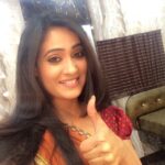 Shweta Tiwari Instagram – Thumps Up!!!! for my 1st Shot of the Day…:) see you people going for my shot…!💃💃💃#shwetatiwari #bts