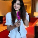 Shweta Tiwari Instagram - I easily get bored with styling my hair in the same way, but with my Dyson Airwrap it’s just so much fun to style it the way i want because it’s so easy to use and does not damage my hair with extreme heat New day, new hair look ❤️. #DysonIndia#DysonAirwrap#GoodbyeExtremeHeat#DysonSalonHairatHome @dyson_india