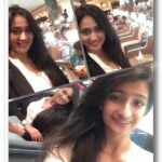 Shweta Tiwari Instagram - Lazy time selfie time...:)😁😁 #shwetatiwari #palaktiwari #abhinavkohli #Muscat #airport #lounge #waitingtime #selfietime #timepass #tried #smiles