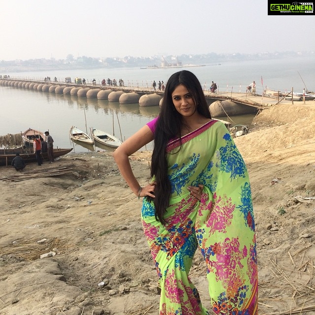 Shweta Tiwari Instagram - Ganga kinaare in Banaras...😁😁 #shwetatiwari #bts #newshow #outdoor #banaras #ganga