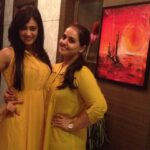 Shweta Tiwari Instagram – Same pinch👯. 💛💛💛❤️💛💛💛 #shwetatiwari #priyanka #yellow #MatchingMatching #hmmmmm 😬😬