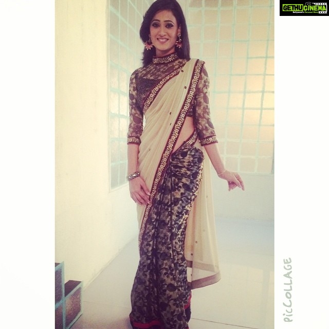 Shweta Tiwari Instagram - Desi girl..:) 💁 #saree#black&white#indian#wedding#lotsofwork#pending#uff 😜