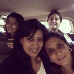Shweta Tiwari Instagram – Masti gang…👭👭 #shwetatiwari#palaktiwari#devika#kalpanaji#pune#trip#weekend#longdrive#superfun#raining