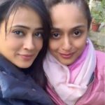 Shweta Tiwari Instagram - When you meet your favourite nutritionist on your holiday,even there she make sure that you eat healthy and Teaches you tricks for short workouts.. Happy New Year to my Lovely and Gorgeous nutritionist @kskadakia ♥️♥️♥️#narikiyatra #nanhayatri #nariinManali #funyatri