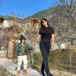 Shweta Tiwari Instagram – It was hard to look cool and be warm at the same time 😅 #winters #manali #narikiyatra #funyatri