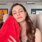 Simran Kaur Mundi Instagram - Totally in love with @sassoonfab Tevel Zero Twist Towel 😍 so Soft and Super Absorbent sachiee😍 . . #collaboration #towel #gifted #diwali #diwaligifting #red #sosoft