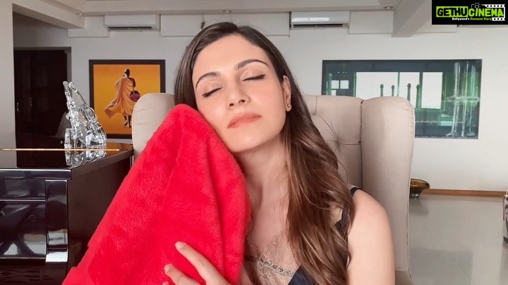 Simran Kaur Mundi Instagram - Totally in love with @sassoonfab Tevel Zero Twist Towel 😍 so Soft and Super Absorbent sachiee😍 . . #collaboration #towel #gifted #diwali #diwaligifting #red #sosoft