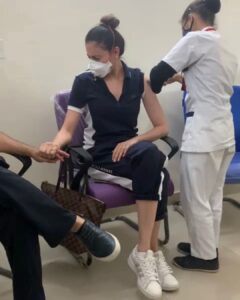 Simran Kaur Mundi Instagram - Jabbed💉 i urge everyone to #Please get vaccinated at the earliest🙏 #ɢᴇᴛᴠᴀᴄᴄɪɴᴀᴛᴇᴅ 
.
.
#vaccinationdone✔️ #vaccinate #vaccinatedandhappy #covidindia #letsfightcovid19together #gocoronago