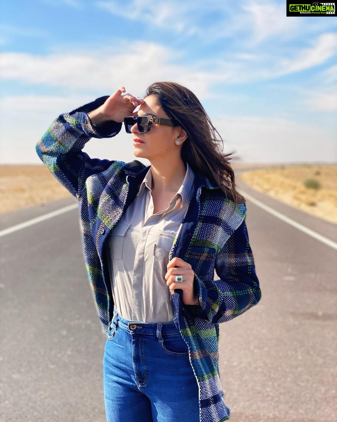 Simran Kaur Mundi Instagram - Manzil milegi, bhatak kar sahi Gumrah toh woh hai, jo ghar se nikle hi nahi. . . . #lost #traveller #sadak #sunsaan #manzil #clearsky #photography #scenic #india #lv #lvcollection