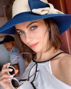 Simran Kaur Mundi Instagram - Its a lovely morning ☀️ 
.
.
#poshlife #hat #derbyfashion #stylegame #pristine #seeyou #bow #hatday