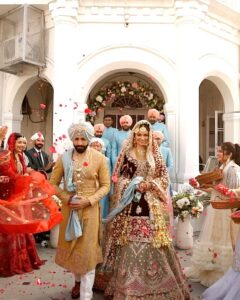 Simran Kaur Mundi Instagram - Time truly flies with you my love @gurickkmaan 🤗❤️
This year has truly been crazy
But, with you it seemed easy-breezy
Lucky i am to call you forever mine
Wiser you may be, but see, even i can rhyme😉 
Ok i tried 🙈
Video by - @thewedding_filmmakers
