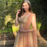 Simran Kaur Mundi Instagram - Golden Glow ✨ . . . . #lehengacholi #indianwear #goldenglow #togetherathome #sunnyday #eyes #makeuplook #shadow #tb #bb #photoshoot #bts #stary #naturelover #shine #glow