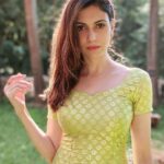Simran Kaur Mundi Instagram – Shine✨
.
.
.
.
#sunvibes #vitamind #photography #mood #issavibe #naturalmakeuplook #bb #tb #chillzone #togetherathome #2020 #