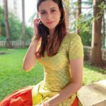 Simran Kaur Mundi Instagram – Stay gold ✨
.
.
.
.
#salwarsuit #indianwear #naturelover #green #tb #tuesday #photography #simrankaurmundi