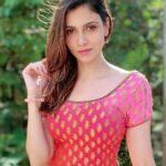 Simran Kaur Mundi Instagram – What to caption?🤔
📷 @guru00005 
.
.
.
#photography #closeupshot #natural #highlights #shiny #backlight #suit #indiandress #pink #desi #p #togetherathome