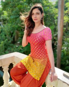 Simran Kaur Mundi Instagram - कब से बैठी, यही सोच रही हूँ•••
.
.
.
#punjabisuit #patialasuit #pinksuit #colourful #windinmyhair #sunnyday #shine #lockdownlife #2020 #pink #photography #naturelovers #suitsuitkarda