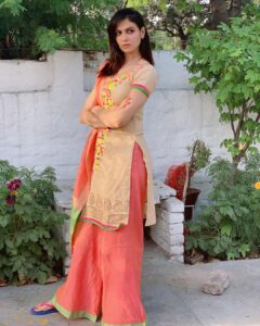 Simran Kaur Mundi Instagram - Me when i see someone outside without wearing a mask 😷😑 #wearamask !
.
.
#2020 #maskup #beresponsible #breakthechain #covid19memes #covid19india #indianstyle #punjabi #suit #pallazo #colourfulstyle #p #tb #happy