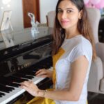 Simran Kaur Mundi Instagram – I am like a child when learning something new💛 #PianoLessons #alwayscurious #NewHobby
.
.
.
#piano #music #2020 #lockdownlife #togetherathome #yello #yellowlove #pink #simrankaurmundi #white #photography #productive #photo #quarantinelove #lockdownstyle #music #pianist #pianoplayer #instrumentalmusic #newskill #colorful Mumbai, Maharashtra