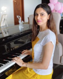 Simran Kaur Mundi Instagram - I am like a child when learning something new💛 #PianoLessons #alwayscurious #NewHobby
.
.
.
#piano #music #2020 #lockdownlife #togetherathome #yello #yellowlove #pink #simrankaurmundi #white #photography #productive #photo #quarantinelove #lockdownstyle #music #pianist #pianoplayer #instrumentalmusic #newskill #colorful