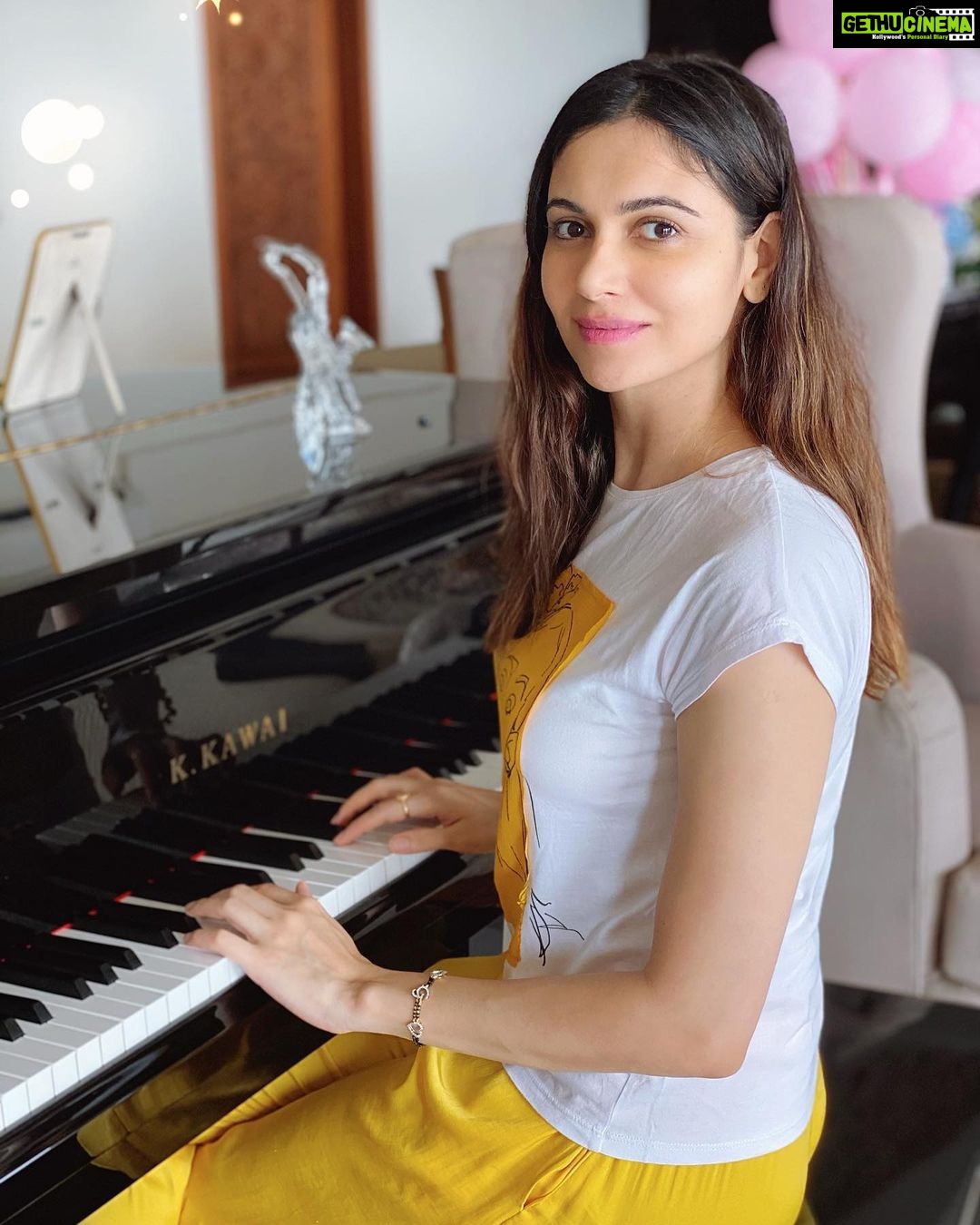Simran Kaur Mundi Instagram - I am like a child when learning something new💛 #PianoLessons #alwayscurious #NewHobby . . . #piano #music #2020 #lockdownlife #togetherathome #yello #yellowlove #pink #simrankaurmundi #white #photography #productive #photo #quarantinelove #lockdownstyle #music #pianist #pianoplayer #instrumentalmusic #newskill #colorful Mumbai, Maharashtra
