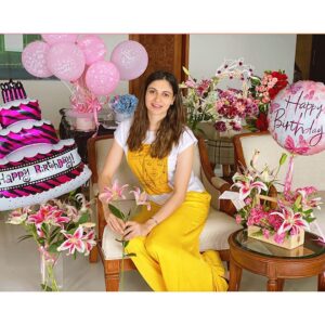 Simran Kaur Mundi Instagram - Ok last picture from my #birthday pakka promise🙈😍
.
.
.
#blessed #happybirthdaytome #flowers #hydrangea #lillies #pinklillies #bluehydrangea #balloonbouquet #balloons #lockdownbirthday #birthday2020 #pinklove #simrankaurmundi #photography #togetherathome