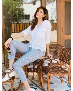 Simran Kaur Mundi Instagram - Kab dhoop kab baarish pata nahi lagta hai tera shehar bhi tere jaisa hai 
.
.
.
.
#whitelove #whiteshirt #stripes #casualstyles #see #p #happy #girl #sheher #2020 #shorthair #whitesneakers #wood #photography