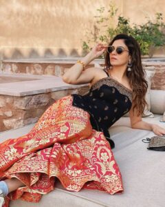 Simran Kaur Mundi Instagram - Its a great day to have a great day✨
.
.
#banarsi #banarsilehenga #indowesternstyle #orange #cutlerandgross #shades