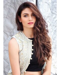 Simran Kaur Mundi Instagram - ऐसे ना देखा करो हमे..
.
.
.
.
📷 @sumitnehra009 
#lockdownlife #faceshot #closeup #hearnoevil #togetherathome #lockdown2020 #2020 #embroidery #jacket #fusionfashion #cover #embroiderydesign #longhair #messyhair #hairgoals