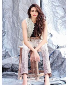 Simran Kaur Mundi Instagram - Kidda 💕✨
.
.
.
📷 @sumitnehra009 
#lockdownlife #togetherathome #photoshoot #photography #jeans #jeansstyle #longhair #brownhair #stare #see #hello
