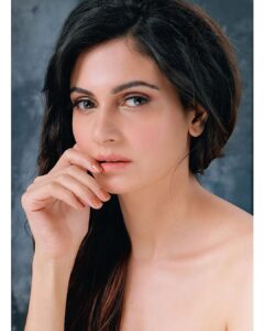 Simran Kaur Mundi Instagram - Hothoon ne baat chupa kar rakhi, Aankhon ko ye hunar kabhi aaya hi nahi ✨
📷 @luvisrrani 
#photoshoot #photography #faceshot #2020 #togetherathome
