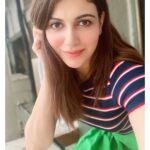 Simran Kaur Mundi Instagram - Woh तुम्हें #selfie दिखाकर गुमराह करेगी, मगर तुम adhar card पर अड़े रहना। #tips 😉 . . . . #funnymeme #lockdownlife #togetherathome #selflovetips #hindimemes #funnycaption #lockdown2020 #lockdownindia #photo #saturdaze #stripestyle #stripeslover #green #flashbackfriday #fashionfriday