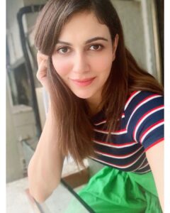 Simran Kaur Mundi Instagram - Woh तुम्हें #selfie दिखाकर गुमराह करेगी,
मगर तुम adhar card पर अड़े रहना। #tips 😉
.
.
.
.
#funnymeme #lockdownlife #togetherathome #selflovetips #hindimemes #funnycaption #lockdown2020 #lockdownindia #photo #saturdaze #stripestyle #stripeslover #green #flashbackfriday #fashionfriday