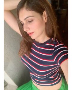Simran Kaur Mundi Instagram - Tere naal payi ki yaari, Roohan di Rishtedaari 💕
.
.
.
.
.
#lockdownlife #togetherathome #green #greenlove #shy #punjabi #punjabilyrics #rooh #2020 #stripes #croptop #fastion #quarantinefashion #lockdown