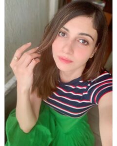 Simran Kaur Mundi Instagram - Quarantine day - 1.. 2.. 3.. पता नहीं 🤷🏻‍♀️
.
.
.
.
#lockdownlife #quarantinelife #2020 #lockdowndiaries #togetherathome #green #greenlove #stripes #quarantine #fusionfashion #indianfusion #girl #blogger #indianfashion #indianstyle