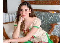 Simran Kaur Mundi Instagram - क्या देख रहे हो ✨ . . . . . #lockdownlife #togetherathome #happyquarantine #punjaban #punjabisuits #patialasuit #photo #indianstyle #smilephoto #lockdown2020 #2020