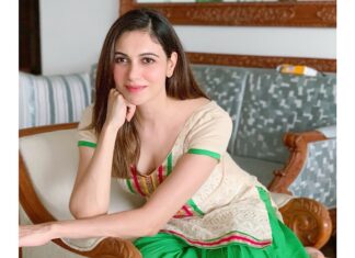Simran Kaur Mundi Instagram - क्या देख रहे हो ✨ . . . . . #lockdownlife #togetherathome #happyquarantine #punjaban #punjabisuits #patialasuit #photo #indianstyle #smilephoto #lockdown2020 #2020