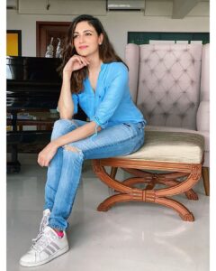 Simran Kaur Mundi Instagram - Looking back at #Jan2020 be like😍
.
.
.
.
.
#lockdownlife #happysmile #togetherathome #blue #jeansonjeans #smile #content #mondayblues #keds #2020 #quarantinestyle #casuallook #adidasshoes #adidassneakers #whitesneakers #pinksocks