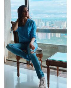 Simran Kaur Mundi Instagram - एक तेरा ही तो ख्याल है ✨
.
.
.
.
#skyphotography #photography #scenicview #lockdownlife #bluesky #jeansonjeans #silhouettes #silhouettes #silhouette_creative #silhouttephotography #love