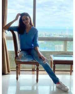 Simran Kaur Mundi Instagram - उफ़ ये मौसम 🙃
.
.
.
#lockdownlife #togetherathome #rain #mumbairain #jeans #lockdownfashion #jeanonjean #photography #scenicphoto #wonderfulsky #beautifulview #travelblog #happy #quarantinelife #silhouettes