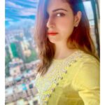 Simran Kaur Mundi Instagram - हैलो . . . #lockdownselfie #togetherathome #selfietime #sky #beautifulsky #bluesky #yellow #yellowsuit #suit #indiandress