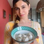 Simran Kaur Mundi Instagram - Yayeee i made #momos at home 😋 haters will say its garlic 🙄🤷🏻‍♀ . . . . #lockdowncooking #funny #meme #lockdown #lockdownfun #funnymeme #cooking #momo #chinese #tiktokvsyoutube #garlic #p #hatersgonnahate #hi #happy #simple #punjabikudi #punjabi #simrankaurmundi #punjab #yellow #pink मुंबई Mumbai