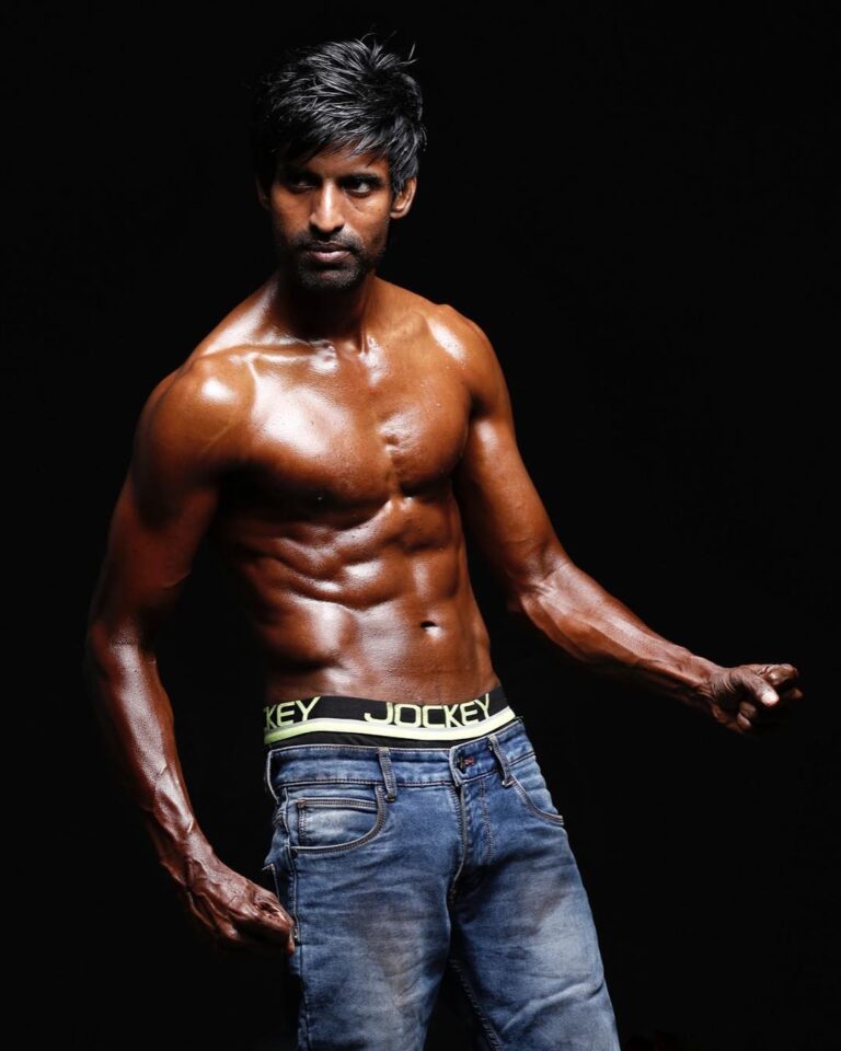 Sivakarthikeyan Instagram - Here is our @soorimuthuchamy #SixPackSoori 🔥👍8 months of hard work..Extremely Happy to share tis pic here👍😊Mathssssssss #Aasaramarakaaya 👌