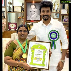 Sivakarthikeyan Instagram - சாமானியனையும் சாதனையாளனாய் மாற்றும் தமிழக மக்களுக்கும்,இந்த விருதளித்து ஊக்கப்படுத்திய தமிழக அரசிற்கும் மிக்க நன்றி🙏 தந்தையை இழந்து நிற்கதியாய் நின்ற எங்களை இழுத்து பிடித்து கரைசேர்த்த என் தாய்க்கு இந்த கலைமாமணி சமர்ப்பணம்🙏 
#Kalaimamani