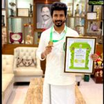 Sivakarthikeyan Instagram – சாமானியனையும் சாதனையாளனாய் மாற்றும் தமிழக மக்களுக்கும்,இந்த விருதளித்து ஊக்கப்படுத்திய தமிழக அரசிற்கும் மிக்க நன்றி🙏 தந்தையை இழந்து நிற்கதியாய் நின்ற எங்களை இழுத்து பிடித்து கரைசேர்த்த என் தாய்க்கு இந்த கலைமாமணி சமர்ப்பணம்🙏 
#Kalaimamani