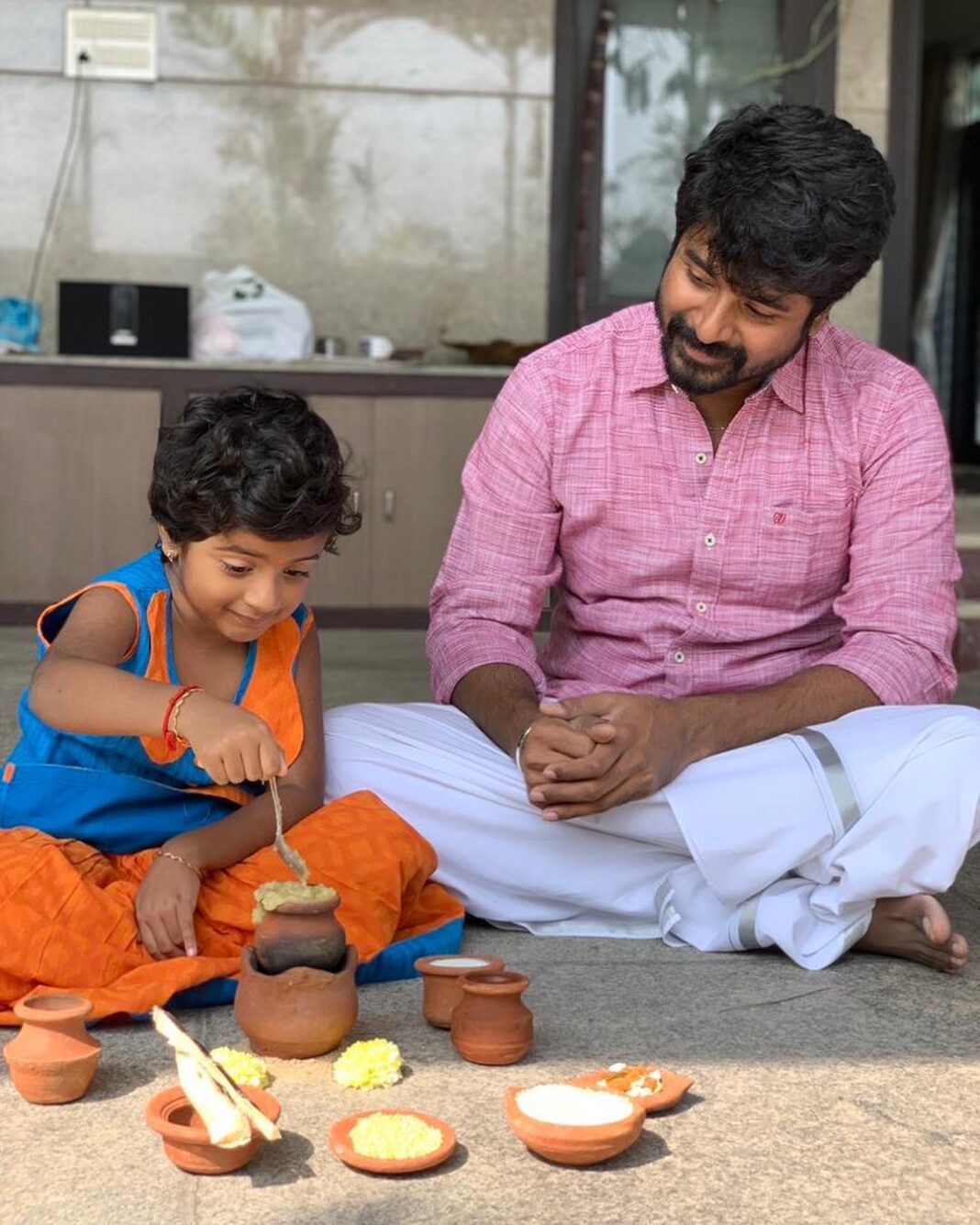 Sivakarthikeyan Instagram - அனைவருக்கும் இனிய தமிழர் திருநாள் நல்வாழ்த்துகள்🙏😊 Happy Pongal 😊