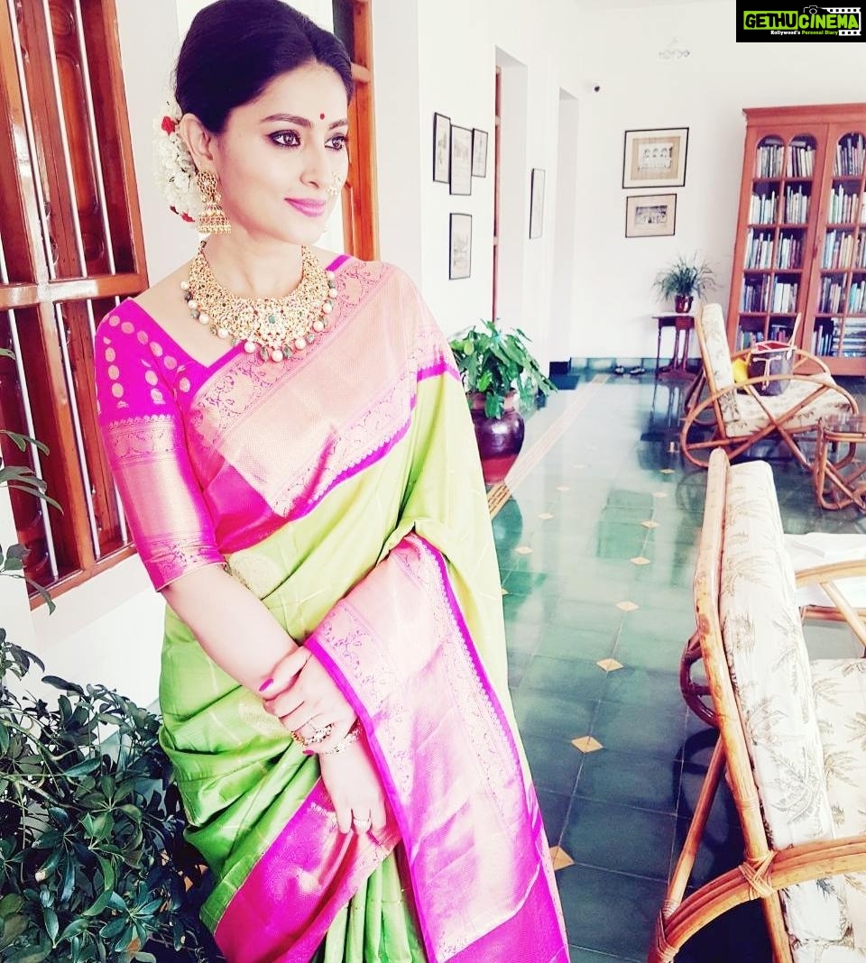 Sneha Instagram - So good to be traditional that too in a lovely karaikudi bangala a century old. Wish I cud do time travel..