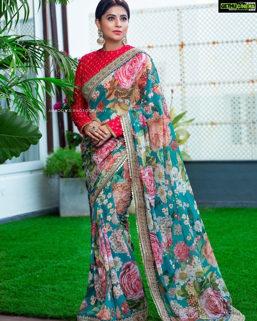 Sneha Instagram - When grace and culture shook hands, the saree was born. @geetuhautecouture @challani_jewellery @ajay_shadowsphotography @vijiknr @vyshalisundaram_hairstylist #myfavoriteoutfit #sareelove #sareegirl