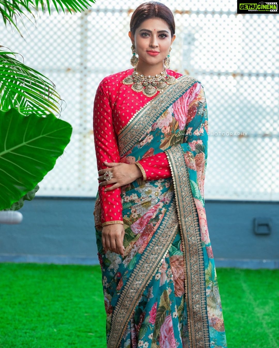 Sneha Instagram - When grace and culture shook hands, the saree was born. @geetuhautecouture @challani_jewellery @ajay_shadowsphotography @vijiknr @vyshalisundaram_hairstylist #myfavoriteoutfit #sareelove #sareegirl
