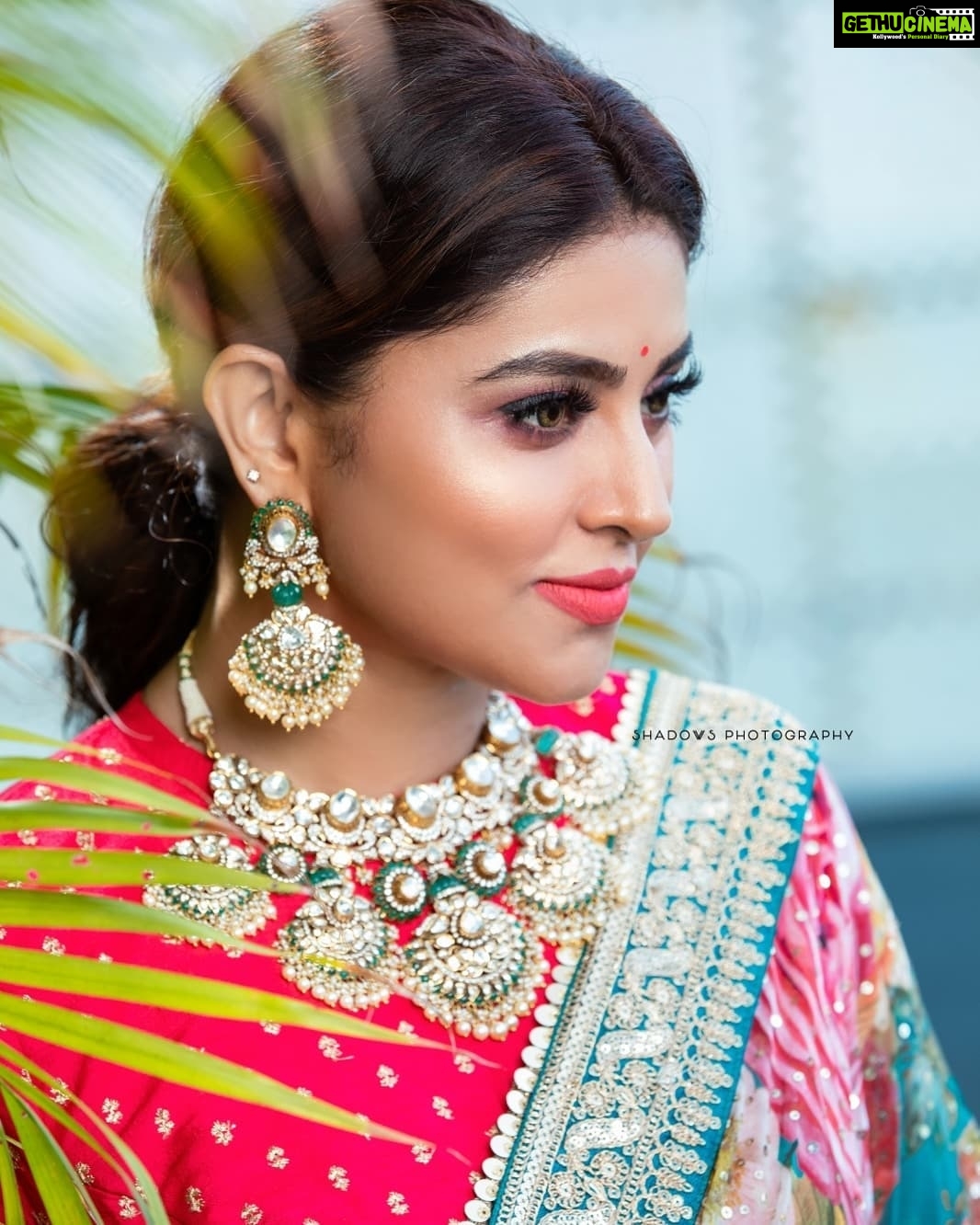 Sneha Instagram - When grace and culture shook hands, the saree was born. @geetuhautecouture @challani_jewellery @ajay_shadowsphotography @vijiknr @vyshalisundaram_hairstylist #myfavoriteoutfit #sareelove #sareegirl